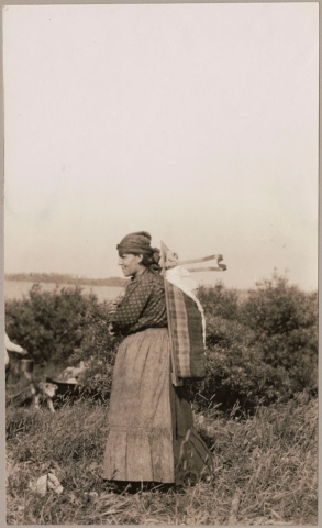 Photo: [Métis Mother with Baby in Cradleboard]. Source: Library and Archives Canada/ F. W. Waugh / Library and Archives Canada / R.F. Waugh collection / e011310537-006_s2